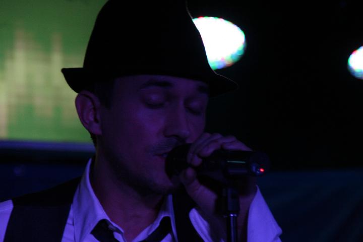 2008-11-28 M3_live at replugged 043.jpg